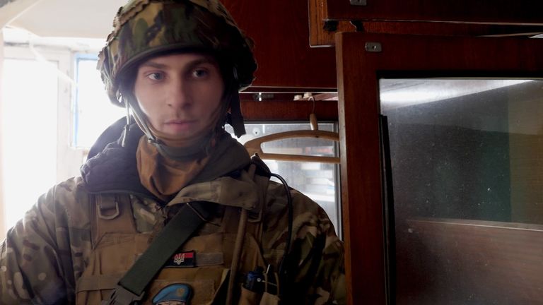 المقاتل الأوكراني & # 39 ؛ Sailor & # 39 ؛  يشير إلى المواقع الروسية بالقرب من فولدار