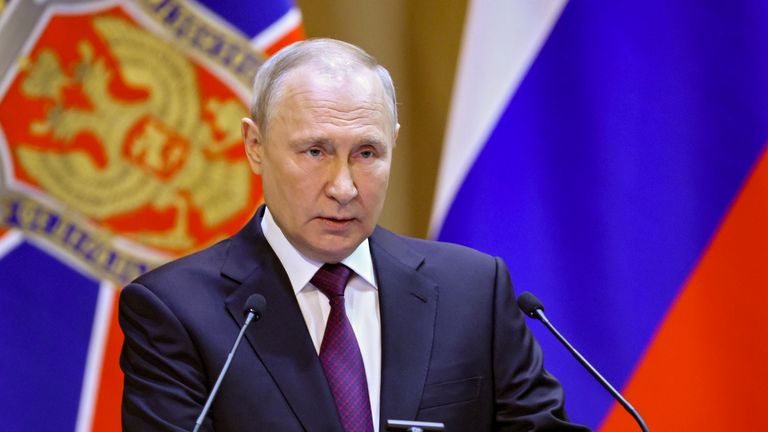 Vladimir Putin, Moskova, Rusya'daki Federal Güvenlik Servisi (FSB) yönetim kurulu toplantısında yaptığı konuşmayı yapıyor Pic:AP