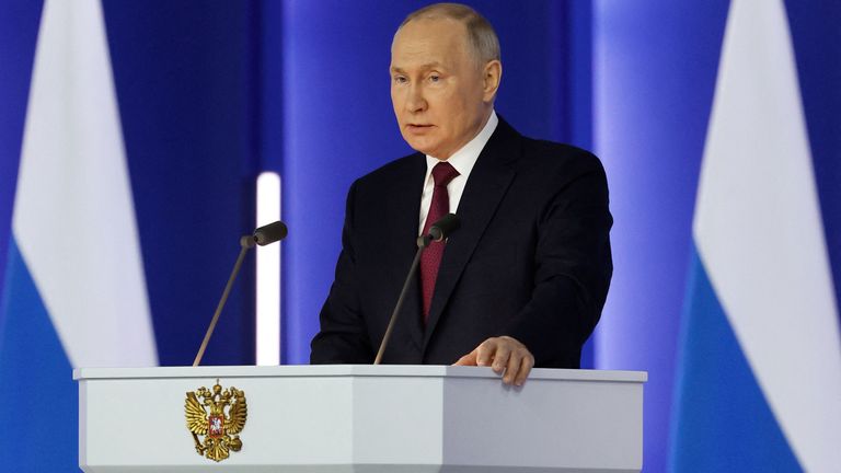 El presidente ruso, Vladimir Putin, pronuncia su discurso anual ante la Asamblea Federal en Moscú, Rusia, el 21 de febrero de 2023. Sputnik/Sergey Savostyanov/Pool vía Reuters Atención a los editores: esta foto fue proporcionada por un tercero.