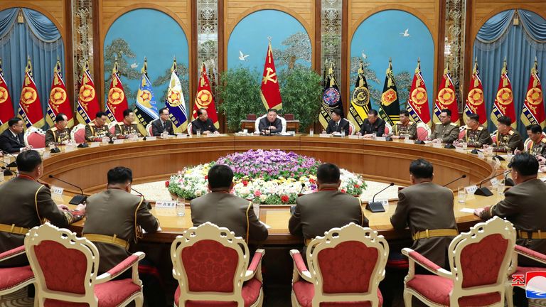 Kuzey Kore lideri Kim Jong Un, Kuzey Kore'nin Kore Merkezi Haber Ajansı (KCNA) tarafından yayınlanan bu fotoğrafta 6 Şubat 2023'te Kuzey Kore'nin Pyongyang kentinde bir askeri toplantıya başkanlık ediyor.