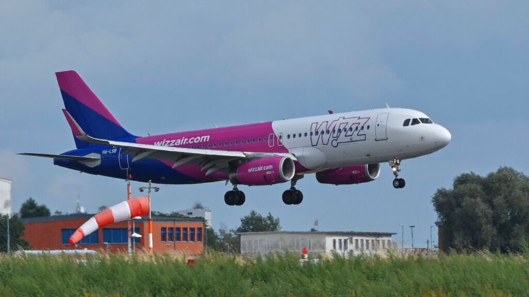 24 August 2020, Brandenburg, Sch&#39;nefeld: A passenger plane of the Hungarian low-cost airline Wizz Air Hungary Ltd. lands at Berlin-Sch&#39;nefeld Airport. Photo by: Patrick Pleul/picture-alliance/dpa/AP Images