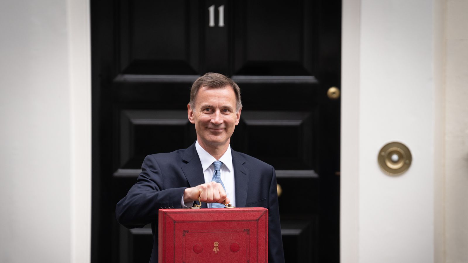 Jeremy Hunt backs inflation battle and says UK is financially stable