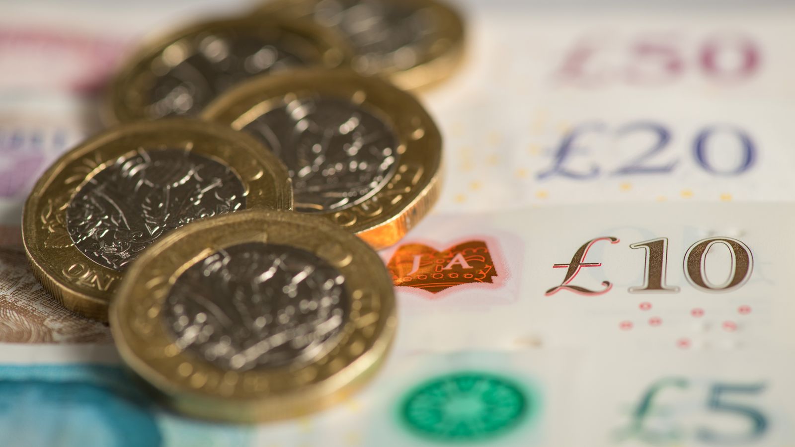 Управителят на Bank of England говори за перспективи за намаляване на лихвените проценти, тъй като инфлацията намалява до 3,2%