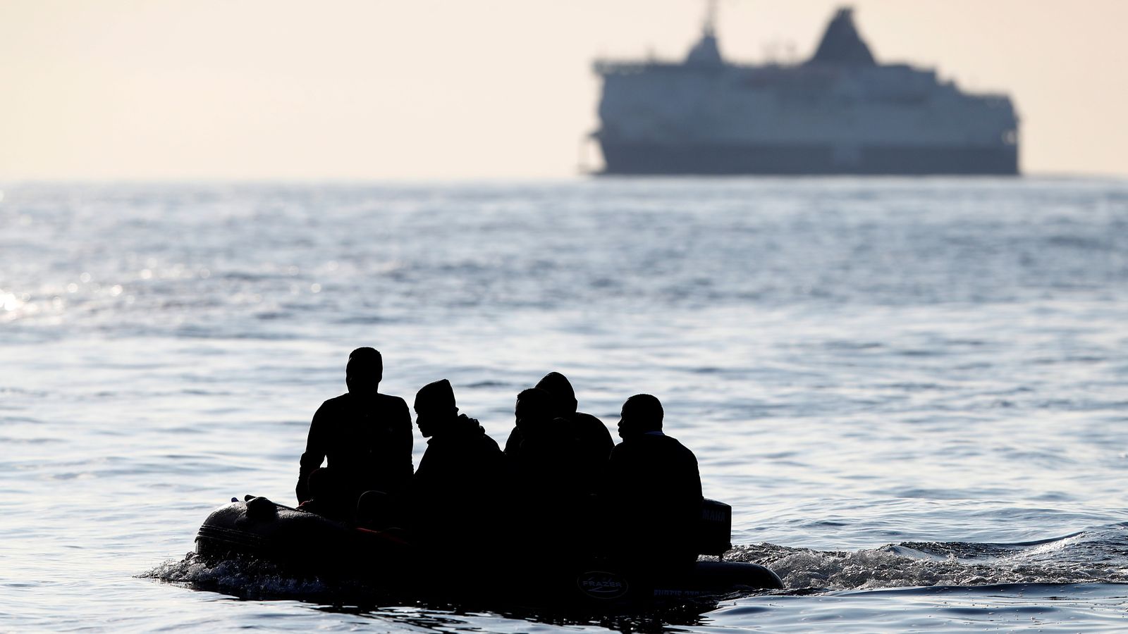 Повече от 100 000 души вече са прекосили Ламанша в малки лодки, откакто започнаха да се регистрират