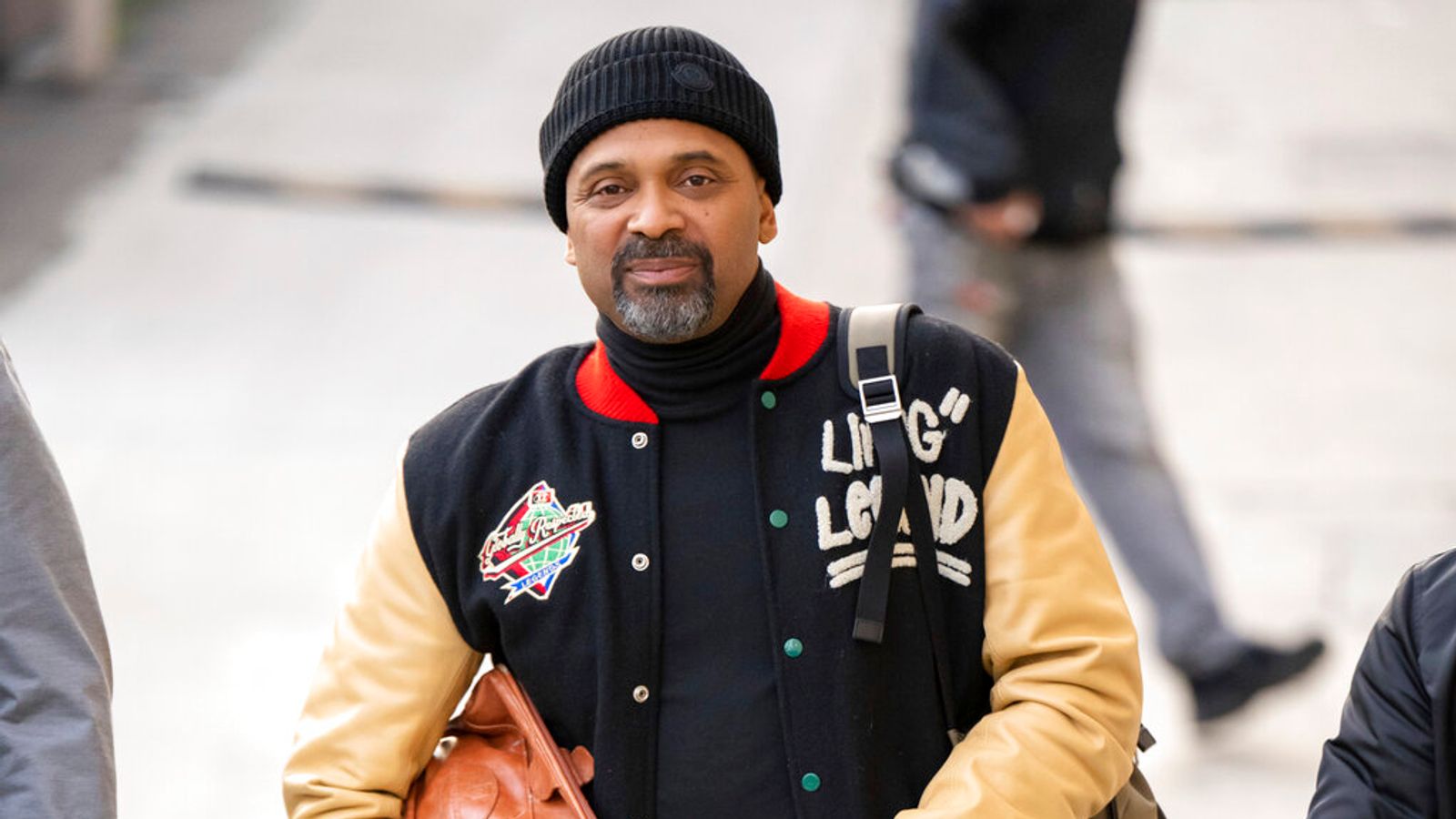 US comedian Mike Epps found with loaded gun in hand luggage at airport