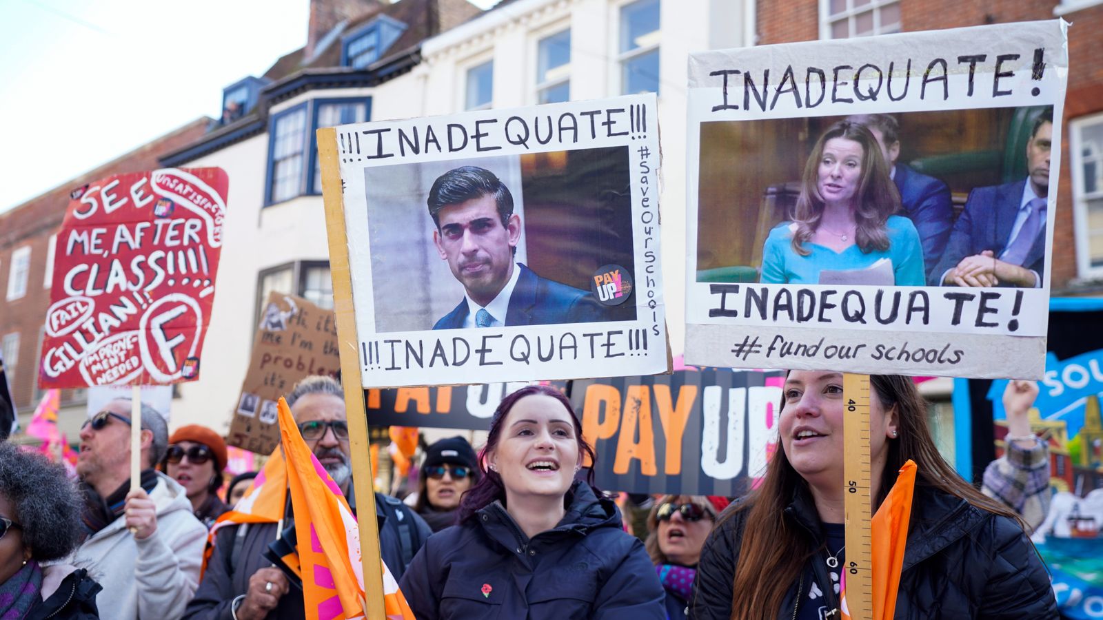 Le syndicat refuse d’exclure de nouvelles grèves d’enseignants pendant les examens après une offre salariale “insultante” |  Nouvelles du Royaume-Uni