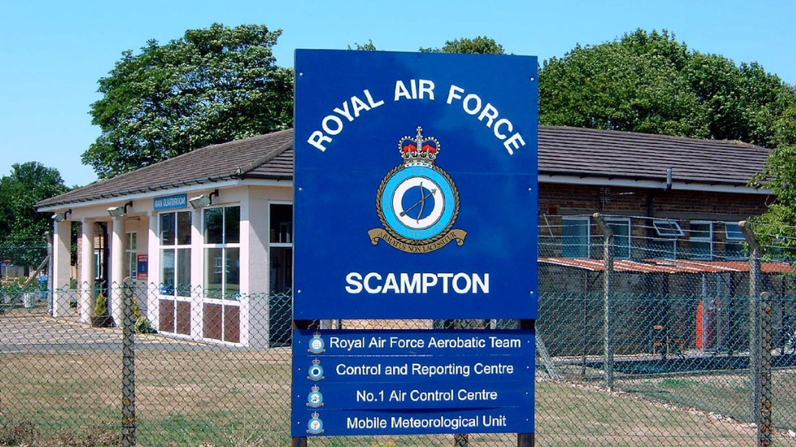 На Министерството на вътрешните работи беше казано да спре работата в бившата база на RAF, предназначена за настаняване на търсещи убежище