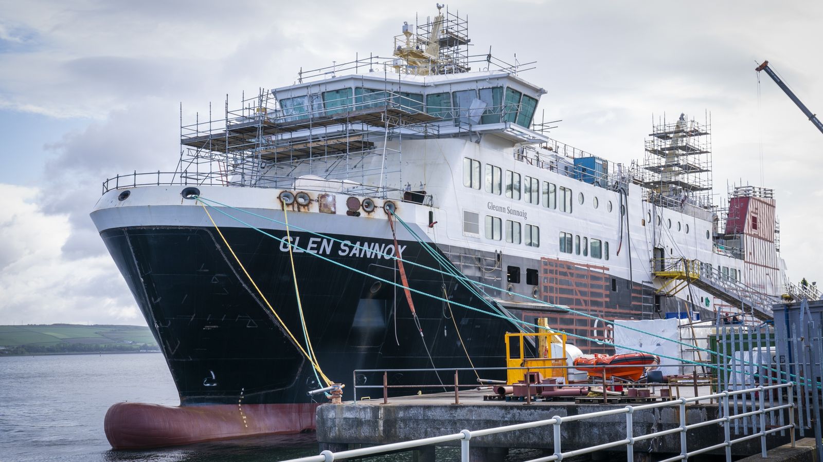 Разходите за забавените фериботи на Шотландия се покачват отново и завършването на втория кораб е отложено