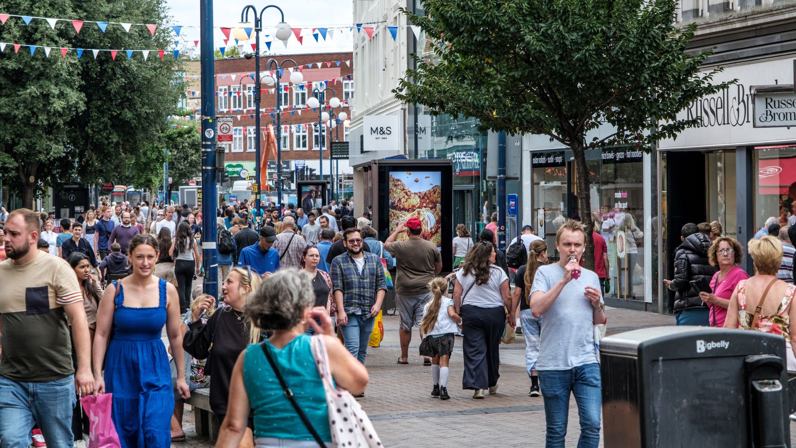 Economy shrugs off strikes to return to growth, aided by shopping and nights out