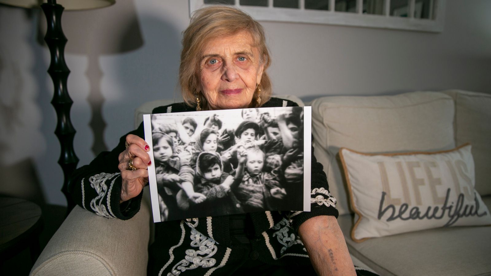 La sopravvissuta all’Olocausto Tova Friedman diventa una star di TikTok a 85 anni |  Notizie degli Stati Uniti