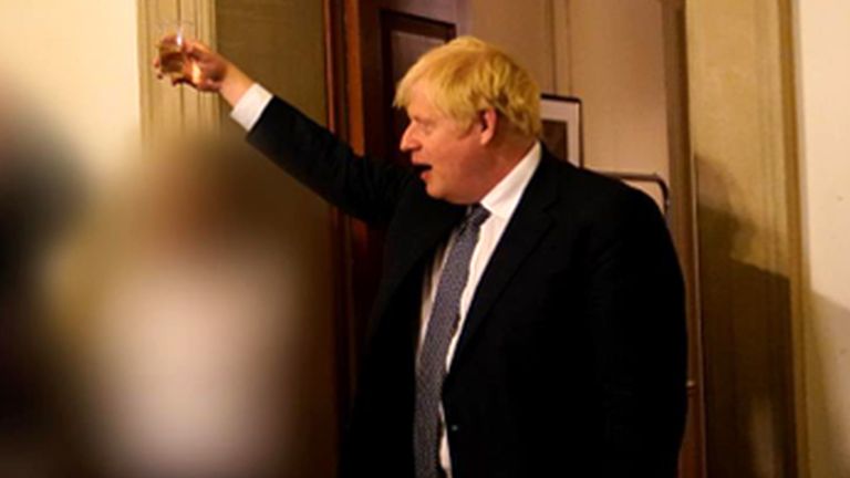 Boris Johnson, kilitlenme sırasında Downing Caddesi'nde çalışanları kadeh kaldırırken resmedildi