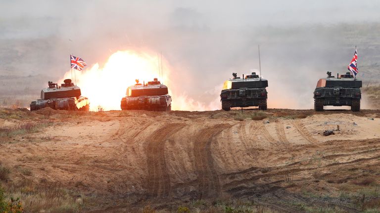 Le char Challenger 2 de l'armée britannique tire lors de l'exercice Iron Spear 2019 du groupement tactique de présence avancée renforcée de l'OTAN à Adazi, en Lettonie, le 11 octobre 2019. REUTERS/Ints Kalnins
