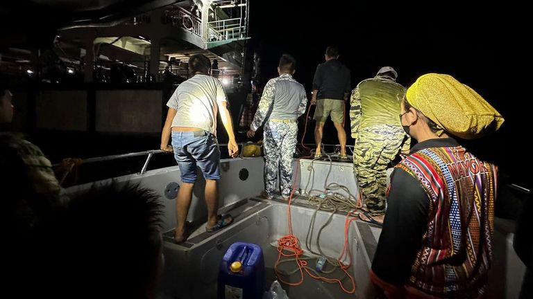 Guardia Costera de Filipinas El personal de la Guardia Costera de Filipinas busca sobrevivientes del incendio en el MV Lady Mary Joy 