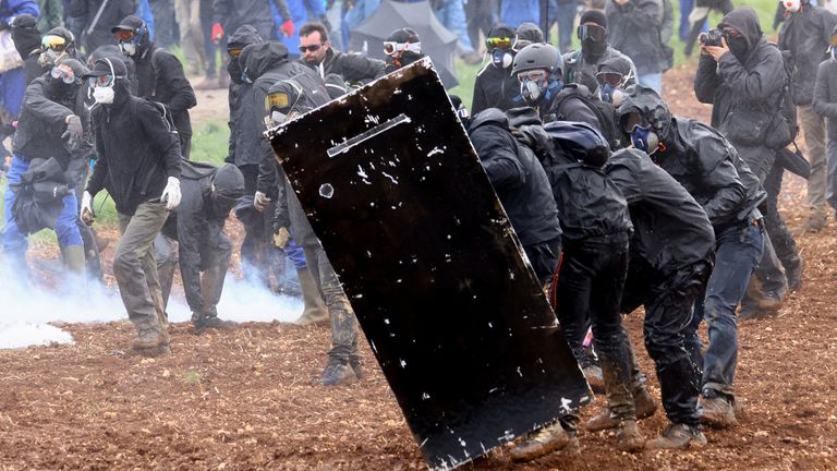 Protestocular, sulama rezervuarı planları konusunda Fransız polisiyle çatıştı