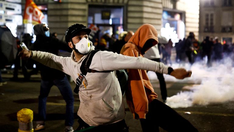 Un manifestante lanza un proyectil en medio de enfrentamientos en la ciudad francesa de Nantes, el jueves