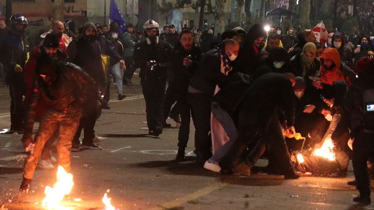 Protestocular, yasa tasarısına karşı düzenlenen mitingde ateşi söndürdü. "yabancı ajanlar"9 Mart 2023, Gürcistan'ın Tiflis kentinde, eleştirmenlerin otoriter bir değişimi temsil ettiğini ve Gürcistan'ın Avrupa Birliği'ne katılma hedefine zarar verebileceğini söylediği