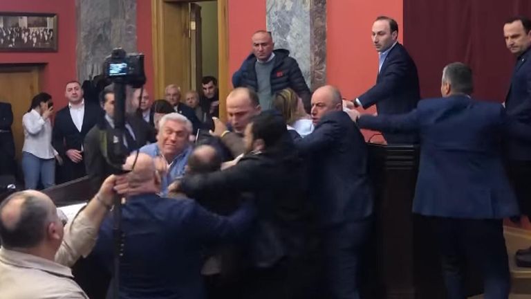 Gürcistan parlamentosunda kavga çıktı
