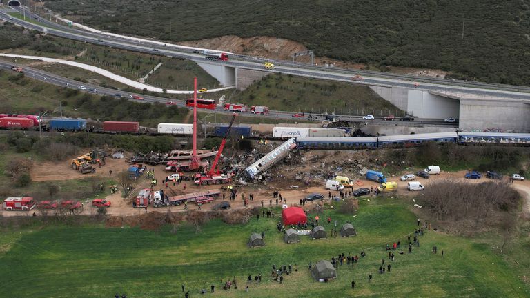 O vedere generală a locului unui accident, unde două trenuri s-au ciocnit, în apropierea orașului Larissa, Grecia, 1 martie 2023. REUTERS/Alexandros Avramidis