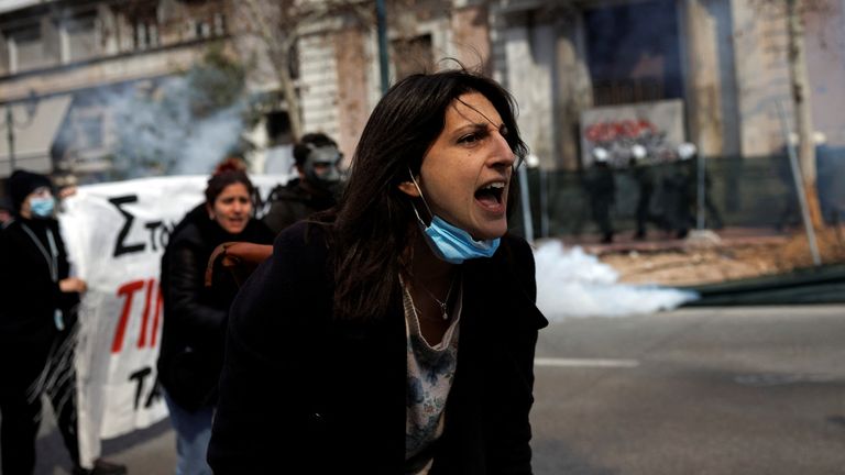 Bir protestocu, 5 Mart 2023'te Yunanistan'ın Atina kentindeki Larissa kenti yakınlarında iki trenin çarpışmasının ardından düzenlenen bir gösteri sırasında çıkan çatışmalara tepki gösteriyor. REUTERS/Alkis Konstantinidis