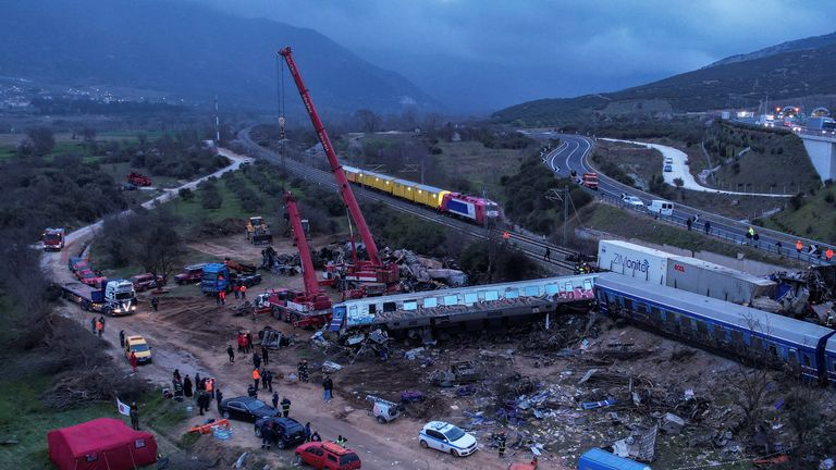 Kurtarma ekipleri, 1 Mart 2023'te Yunanistan'ın Larissa kenti yakınlarında iki trenin çarpıştığı kaza mahallinde çalışıyor. REUTERS/Giannis Floulis
