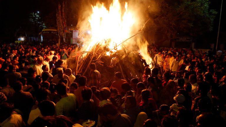 Kızılderililer, Holi festivali kutlamaları sırasında şenlik ateşi etrafında ritüeller gerçekleştirir. 