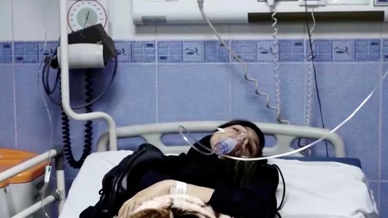 2 Mart 2023 tarihli videodan alınan bu durağan görüntüde İran'da belirsiz bir yerde zehirlendiğine dair raporlar alan genç bir kadın hastanede yatıyor. REUTERS aracılığıyla WANA/Reuters TV EDİTÖRLERİNİN DİKKATİNE - BU GÖRÜNTÜ ÜÇÜNCÜ BİR ŞAHIS TARAFINDAN SAĞLANMIŞTIR.  İRAN ÇIKTI.  İRAN'DA TİCARİ VEYA EDİTÖRLÜK SATIŞ YOKTUR.  BBC Farsça kullanılmaz.  VOA Farsça kullanılmaz.  Manoto'ya gerek yok.  Iran International'ın faydası yok.