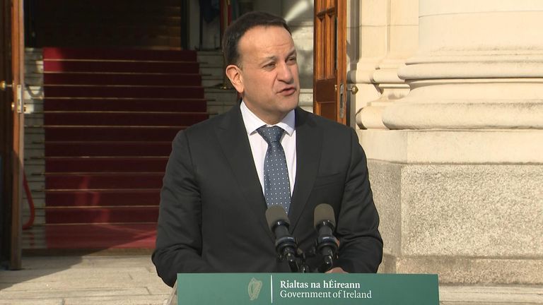 El primer ministro irlandés, Leo Varadkar, celebra una conferencia de prensa mientras Irlanda planea celebrar un referéndum en noviembre para eliminar de su constitución las referencias al lugar de la mujer en el hogar.