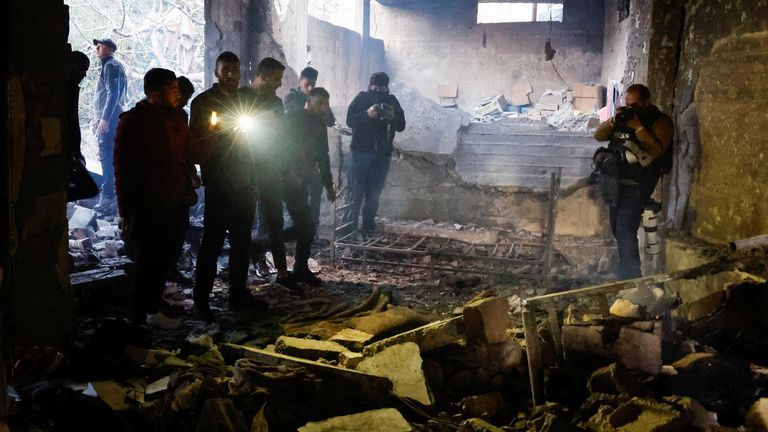 Filistinliler, Cenin'deki baskından sonra evlerdeki hasarı kontrol ediyor