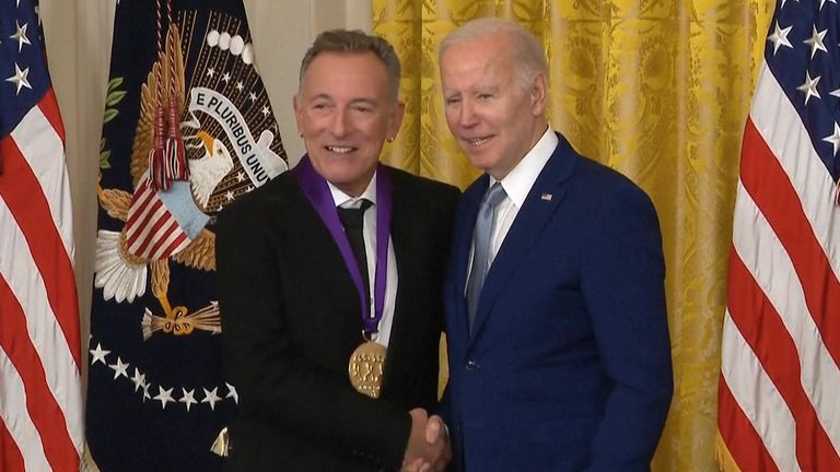 Joe Biden, Bruce Springsteen'e Beyaz Saray'da Ulusal Sanat Madalyası takdim ediyor