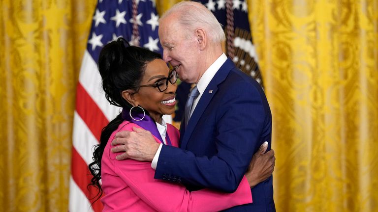 President Joe Biden presents the 2021 National Medal of the Arts to Gladys Knight.  photo: AP