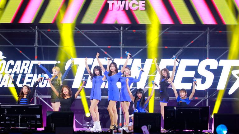(Soldan sağa) Güney Koreli kız grubu Twice'dan Tzuyu, Dahyun, Jihyo, Momo, Mina, Nayeon, Chaeyoung, Sana ve Jeongyeon, 4 Eylül 2018'de Seul, Güney Kore'de Pocari Challenge Teen Festa sırasında performans sergiliyor. )