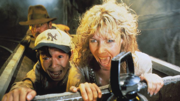Harrison Ford, Ke Huy Quan et Kate Capshaw dans Indiana Jones et le Temple Maudit en 1984. Photo : Moviestore/Shutterstock
