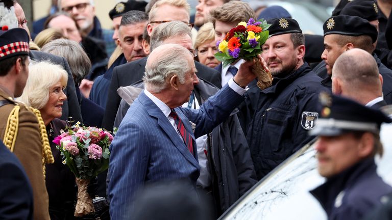 King Charles and and Camilla, the Queen Consort visit a farmer&#39;s market on &#39;Wittenbergplatz&#39; square, in Berlin, Germany, March 30, 2023. REUTERS/Phil Noble
