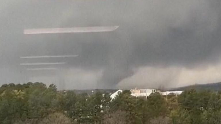 Tornado hits Little Rock 