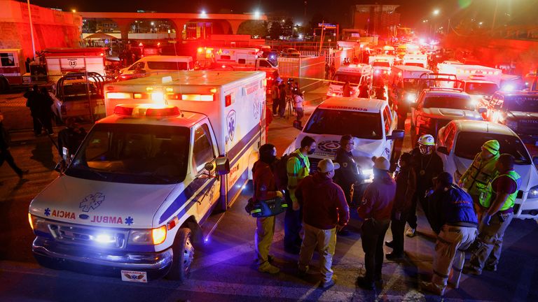 Mexican authorities and firefighters remove injured migrants, mostly Venezuelans, from inside the National Migration Institute (INM) building during a fire, in Ciudad Juarez, Mexico March 27, 2023. REUTERS/Jose Luis Gonzalez