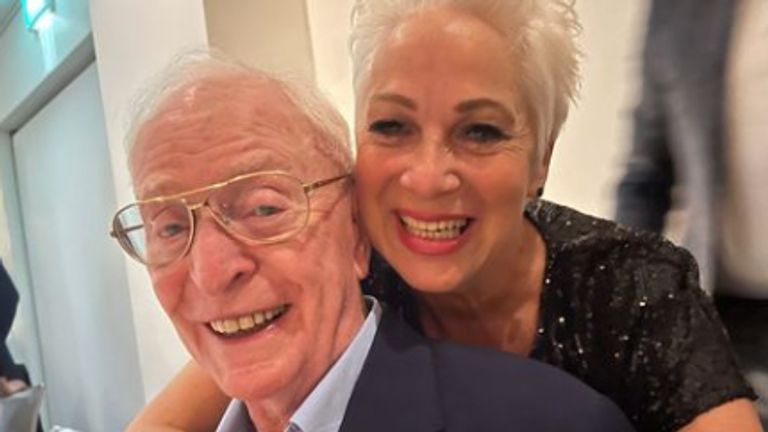 Michael Caine y Denise Welch