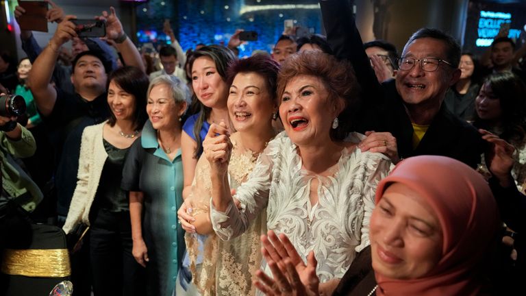 Sağdan ikinci, Michelle Yeoh'un annesi Janet Yeoh, 13 Mart Pazartesi, Malezya'nın Kuala Lumpur kentindeki bir sinemada canlı görüntü etkinliğinde görüldüğü gibi, Los Angeles'taki 95. Akademi Ödülleri sırasında kızının en iyi kadın oyuncu kategorisinde kazanmasının ardından kutluyor. , 2023. (AP Fotoğrafı/Vincent Thian)