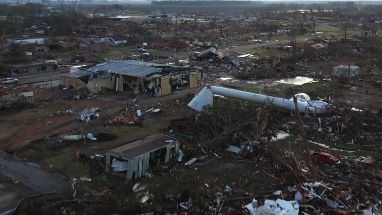 Devastating tornado wipes out Mississippi town