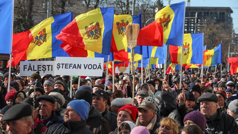 Katılımcılar, 12 Mart 2023'te Moldova'nın Kişinev kentinde Rusya dostu Shor partisi de dahil olmak üzere muhalefetteki siyasi hareketler tarafından düzenlenen hükümet karşıtı bir miting sırasında ülke çapında son zamanlarda elektrik oranlarına ve fiyatlara yapılan zamları protesto ediyor. REUTERS/Vladislav Culiomza