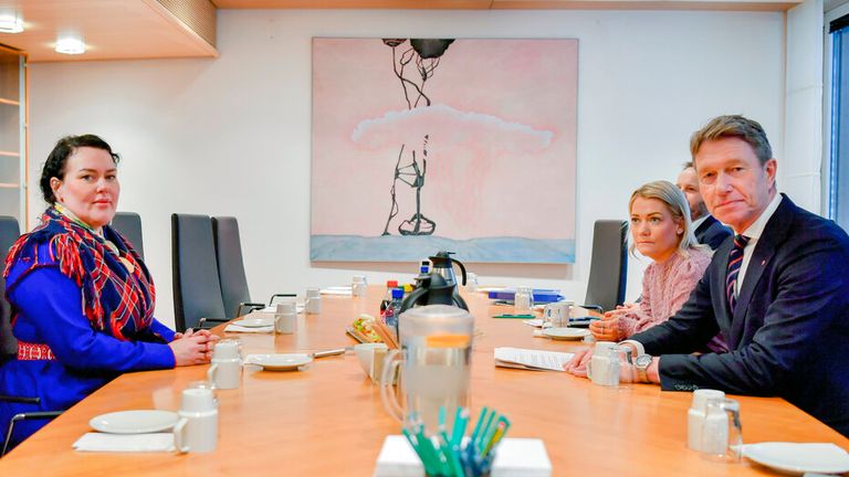 Norveç enerji bakanı (sağda) ve tarım bakanı (ortada) Sami parlamento başkanı Silje Karine Muotka (solda) ile bir araya geldi.  Resim: AP