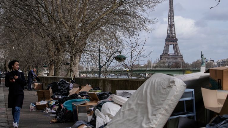 Paris'te toplanmayan çöpler