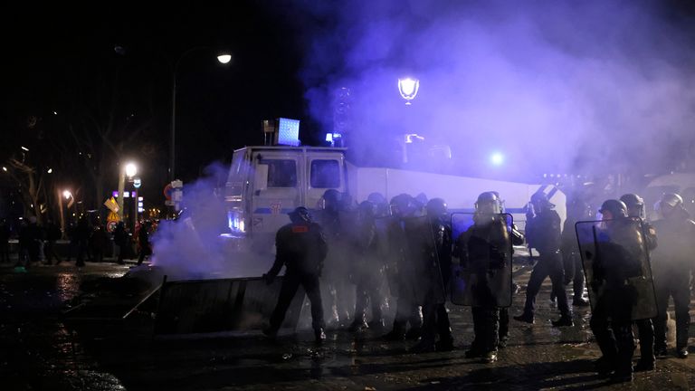 Polizisten stehen Wache, während Demonstranten auf der Place de la Concorde demonstrieren.  Foto: AP