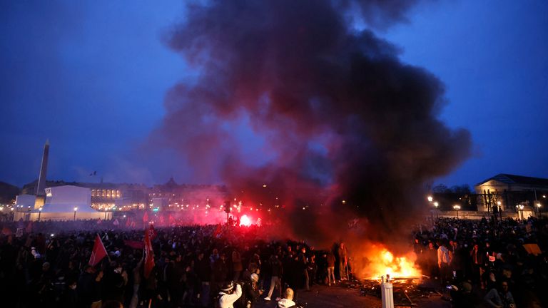 Paletten brennen, als Demonstranten auf der Place de la Concorde demonstrieren.  Foto: AP