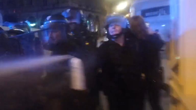 La policía rocía a los manifestantes en Burdeos