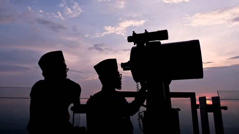 Members of the Malaysian Islamic wait for the sighting of the new moon to determine the start Ramadan in 2018