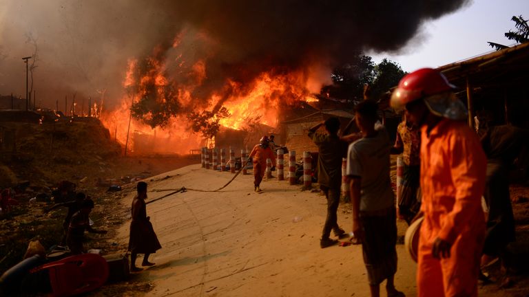 Rohingya refugees try to douse a major fire in their Balukhali camp at Ukhiya in Cox&#39;s Bazar