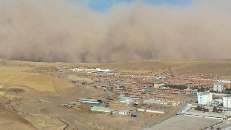 Sandstorm looms over Gansu Province in China