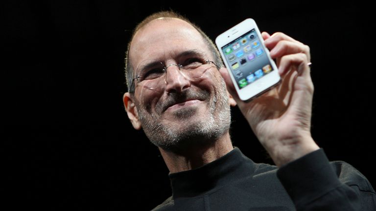 Apple CEO Steve Jobs poses with the new iPhone 4 during the Apple Worldwide Developers Conference in San Francisco, California June 7, 2010. REUTERS/Robert Galbraith (UNITED STATES - Tags: SCI TECH IMAGES OF THE DAY BUSINESS)