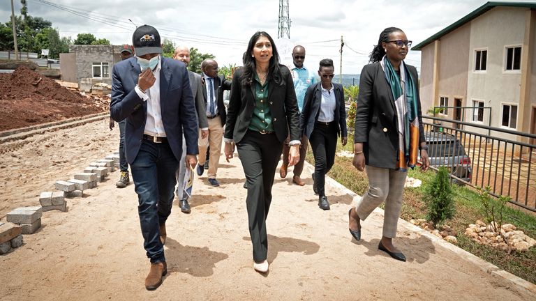 La ministre de l'Intérieur Suella Braverman (au centre) visite un chantier de construction à la périphérie de Kigali lors de sa visite au Rwanda, pour voir des maisons en cours de construction qui pourraient éventuellement accueillir des migrants expulsés du Royaume-Uni.  Date de la photo : samedi 18 mars 2023.

