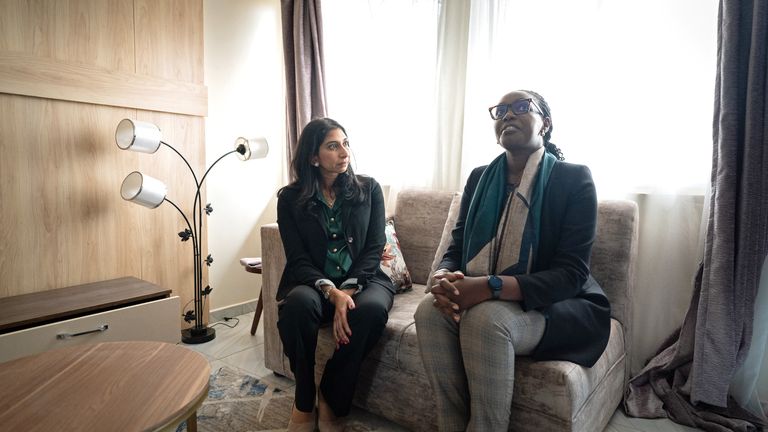 Suella Braverman visite une maison nouvellement construite avec la ministre de l'information, de la communication et de la technologie, Claudette Irere au Rwanda